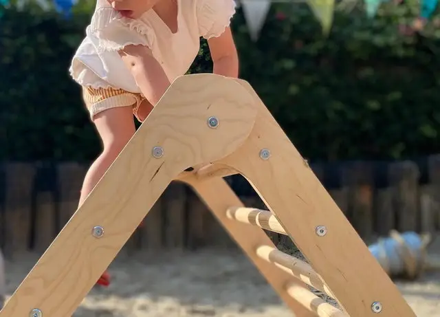 Kinderen spelen buiten in de frisse lucht bij Kideo