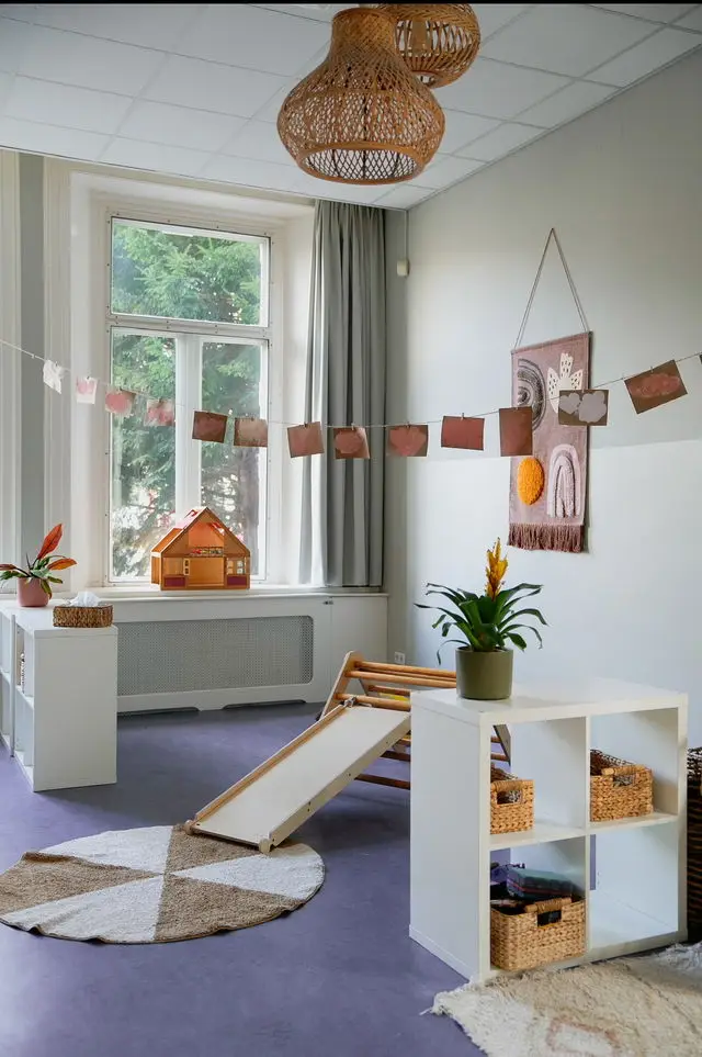 Kinderen van dezelfde leeftijd spelen samen in een horizontale groep