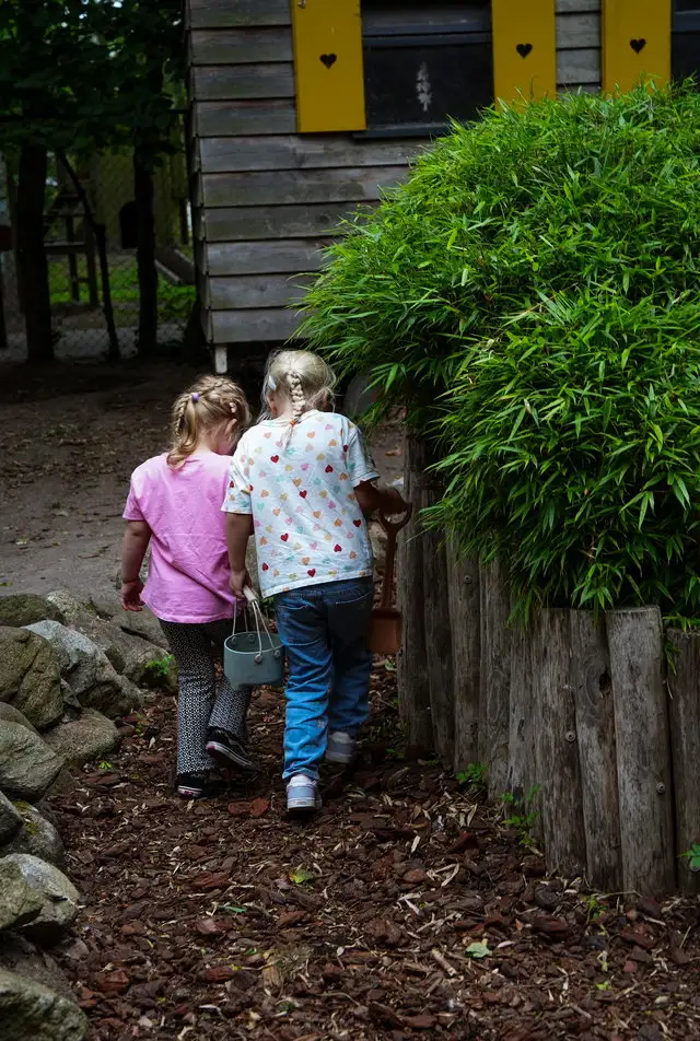 Kinderen knutselen en experimenteren in het atelier