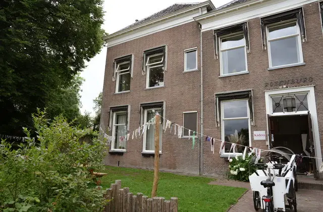 Samen aan tafel voor een gezonde biologische maaltijd